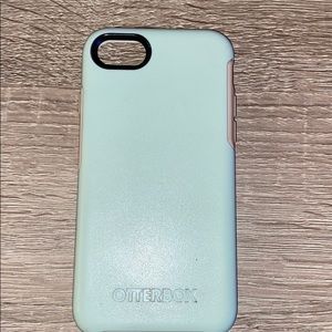 Mint colored iPhone 8 Otterbox phone case
